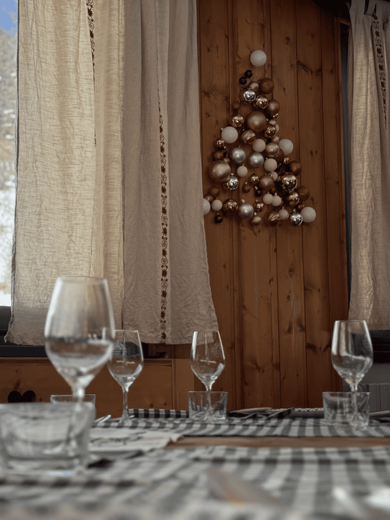 Verres sur une table au restaurant La Gamelle