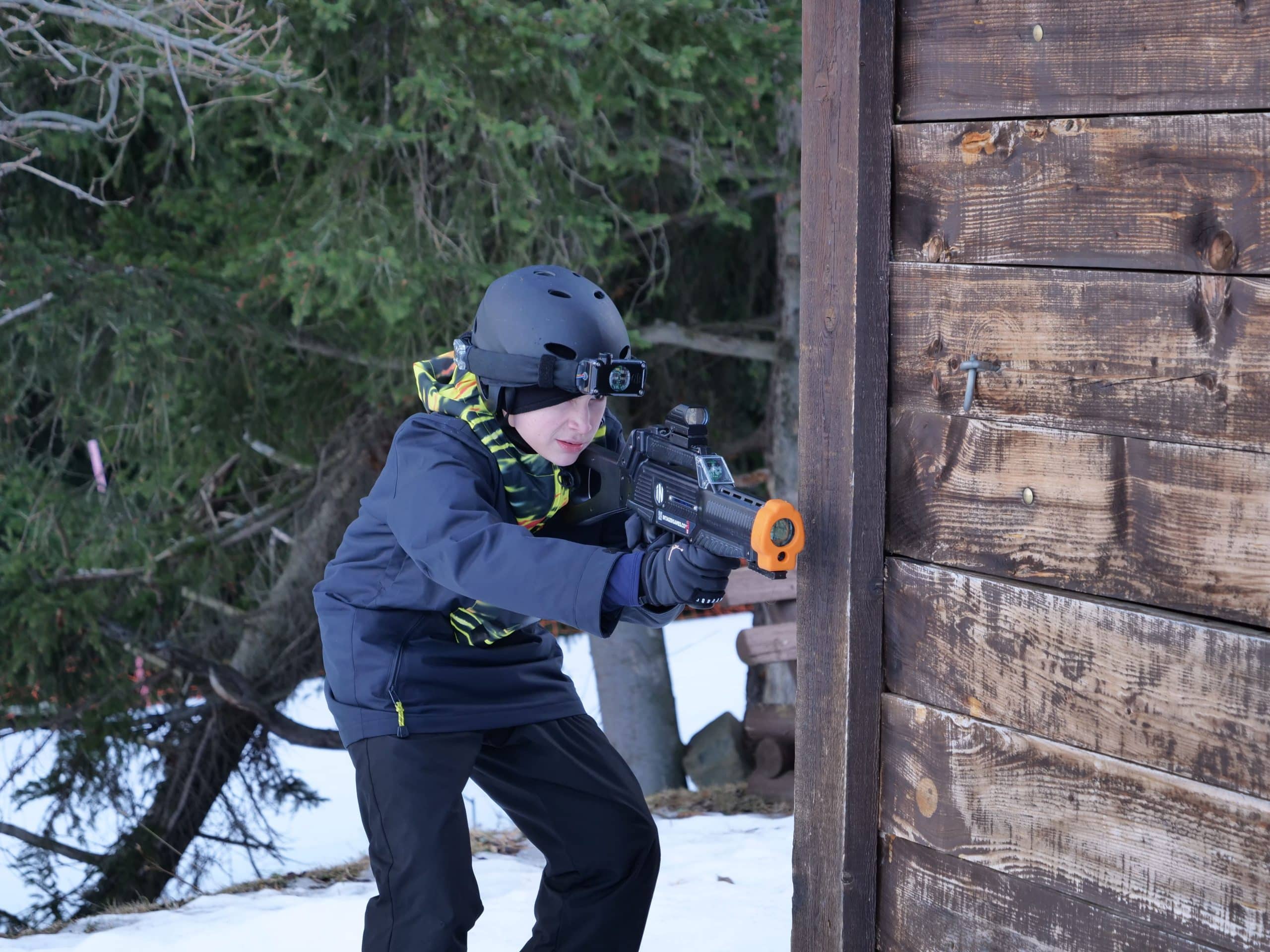 Enfant qui joue au Laser Game aux Karellis