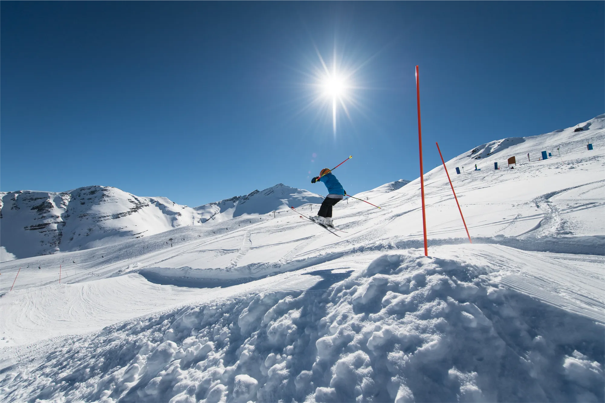 Skieur en plein saut sur une piste de ski